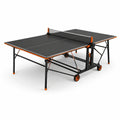 Tavolo da ping pong pieghevole nero e arancione con struttura in acciaio