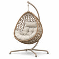 Poltrona sospesa in rattan sintetico con cuscino in poliestere beige